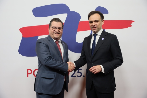 Na foto: Joaquim Miranda Sarmento (Ministro das Finanças e de Estado de Portugal) e Andrzej Domański (Ministro das Finanças da Polónia) em aperto de mão.