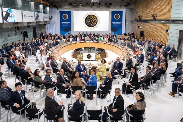 Sala de reuniões: participantes sentados em mesa redonda
