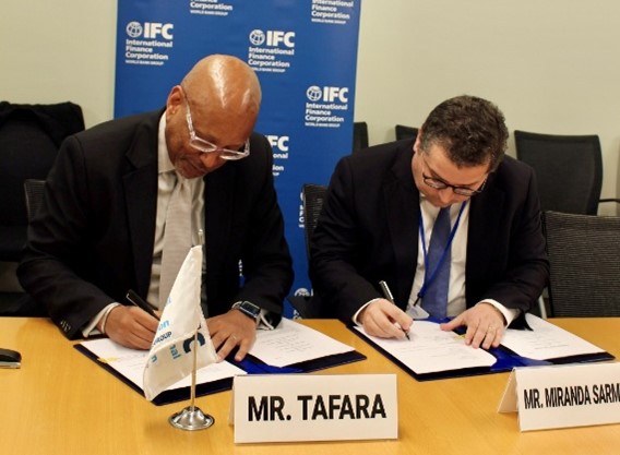 Da esquerda para a direita: Vice-Presidente Regional da IFC para África, Ethiopis Tafara e Ministro de Estado e das Finanças de Portugal, Joaquim Miranda Sarmento a assinar o acordo