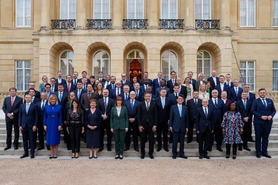 Foto de grupo dos participantes na reunião