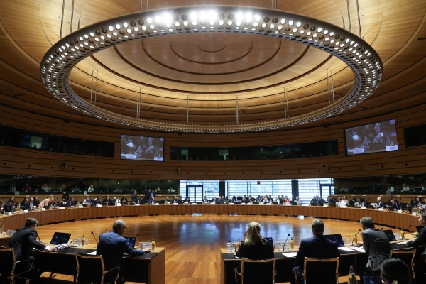 Sala de reunião com os participantes sentados.