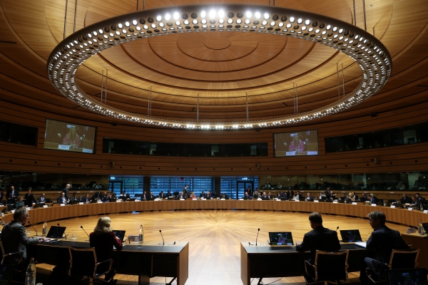 Sala de reuniões, mesa redonda.