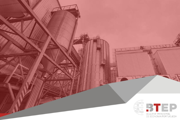 Silos de armazenagem em fábrica. Logo BTEP no canto inferior direito.